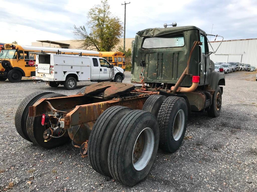 International S2500 T/A Road Tractor (INOPERABLE)