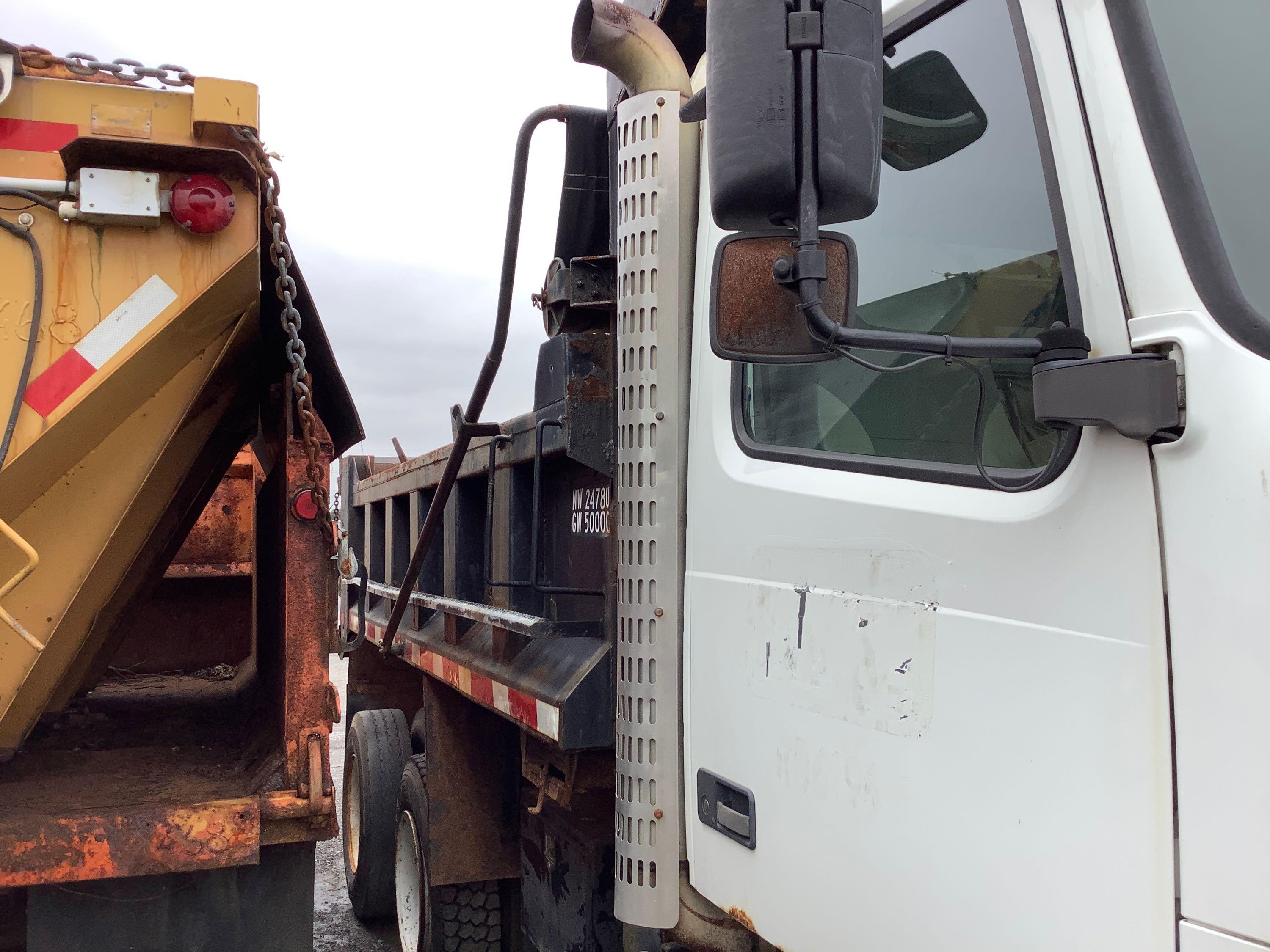 2004 VOLVO VN DUMP TRUCK (VDOT UNIT #R06196)