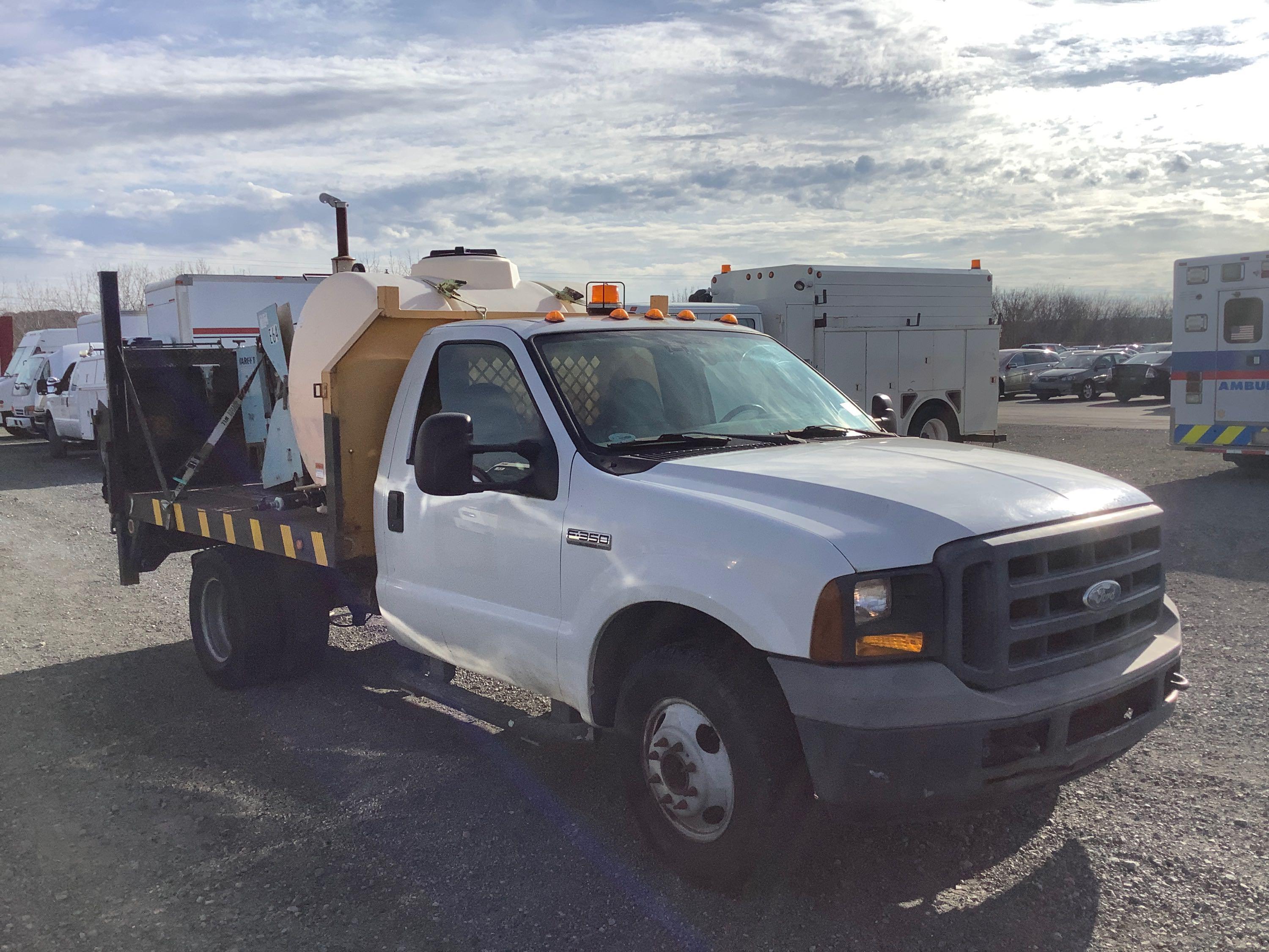 2005 FORD F350FLATBED TRUCK w/LIFTGATE, POLYMER TANK and ELECTROLUX TARGET PRO 65 G 36? CONCRETE SAW
