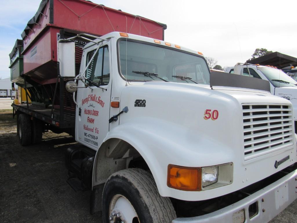 1995 International 4700 22 Ft. S/A Flatbed Truck (LTS #043)