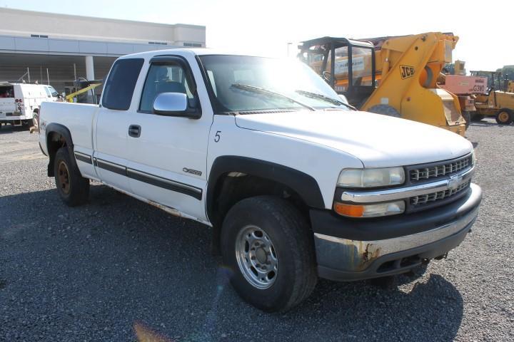 1999 CHEVROLET SILVERADO 2500 EXT. CAB 4 x 4 PICKUP TRUCK