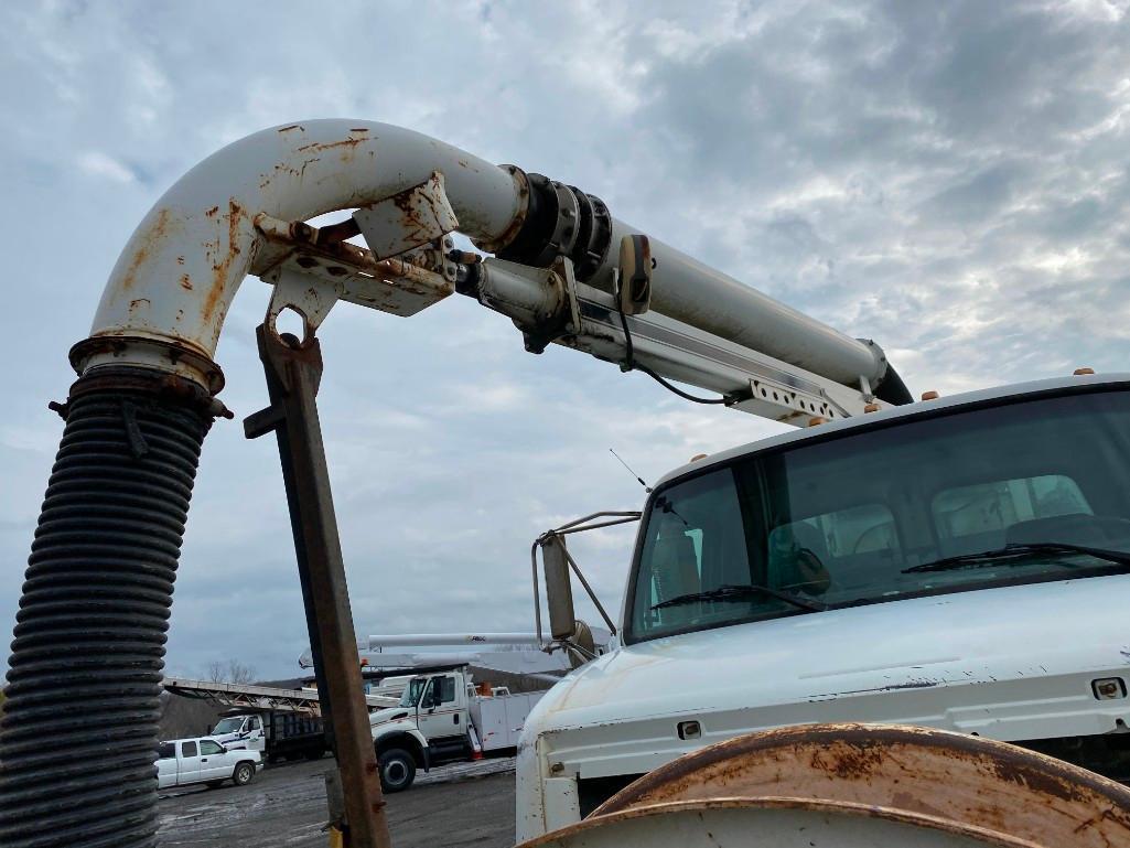 2005 STERLING T/A VACUUM TRUCK