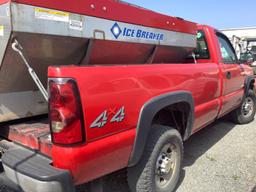 2005 CHERVROLET 2500HD 4x4 REG. CAB PICKUP TRUCK W/PLOW AND SPREADER