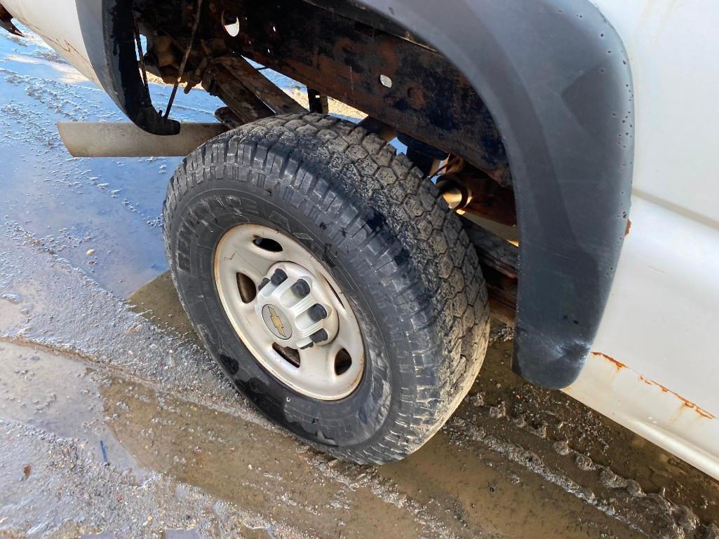 2005 CHEVROLET 2500 EXT. CAB 4x4 SNOW PLOW PICKUP TRUCK