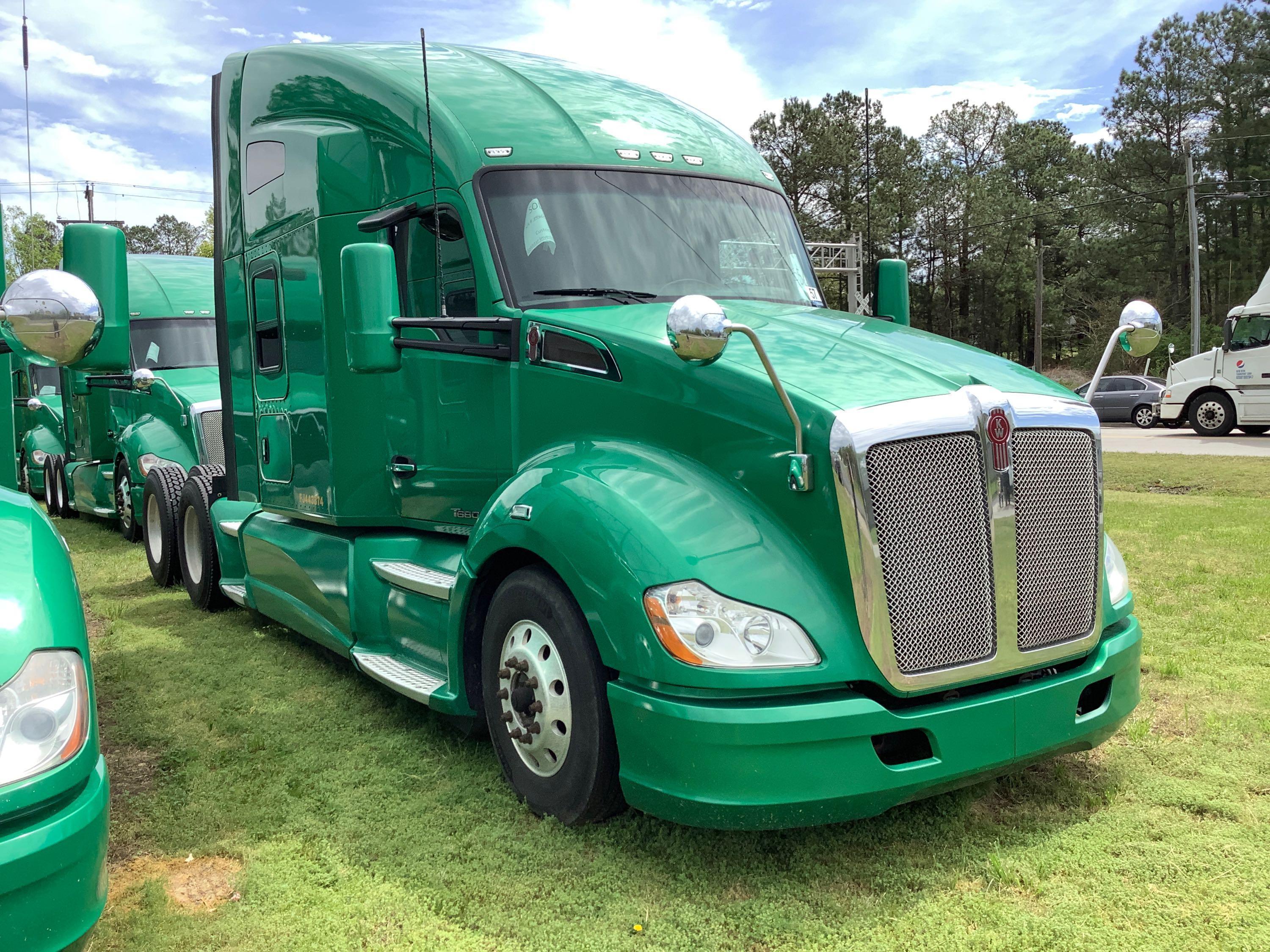 2015 KENWORTH T680 T/A SLEEPER ROAD TRACTOR (UNIT #1556)