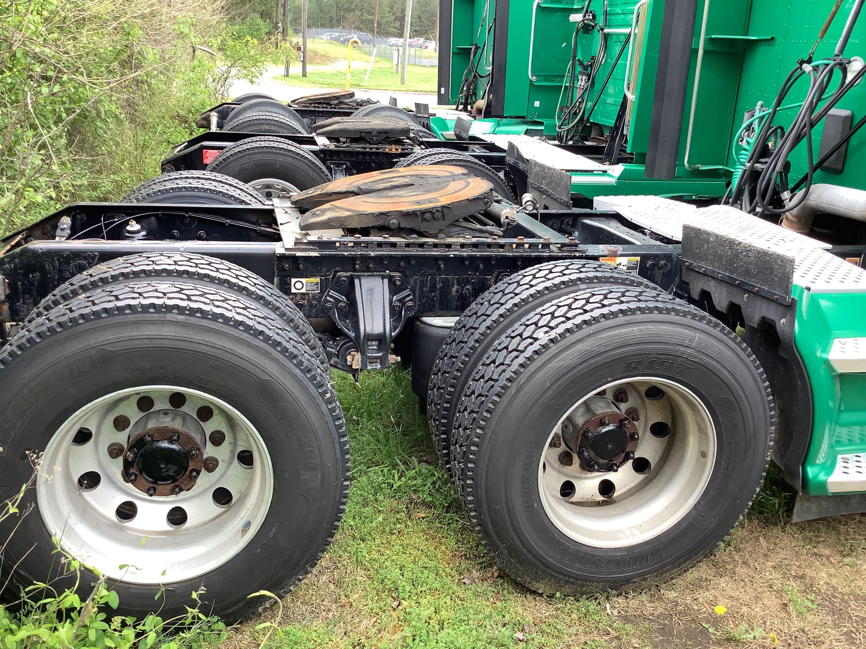 2015 KENWORTH T680 T/A SLEEPER ROAD TRACTOR (UNIT #1560)