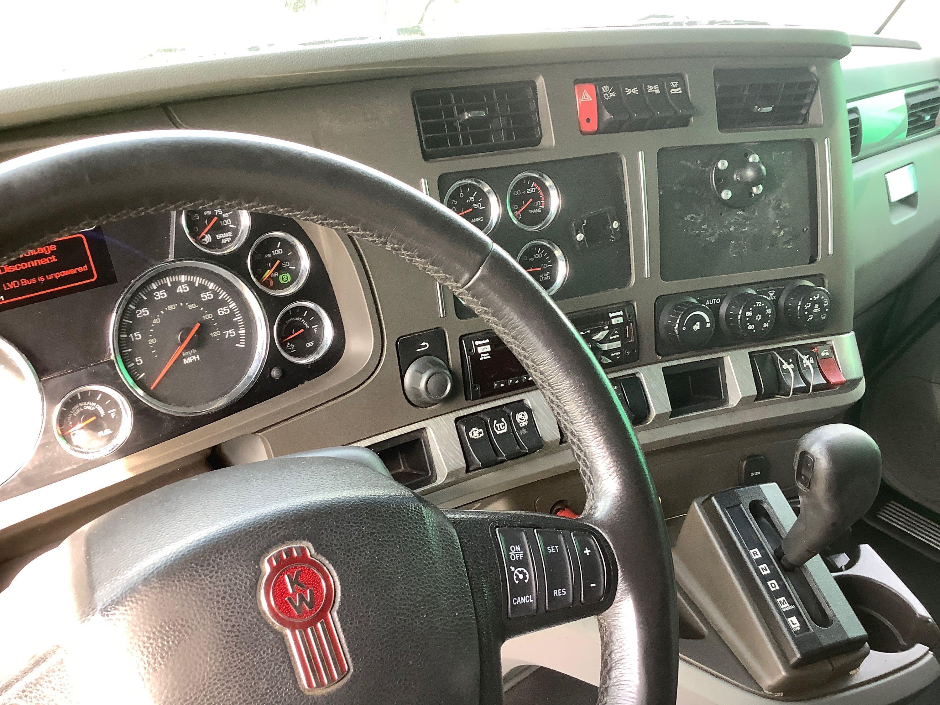 2015 KENWORTH T680 T/A SLEEPER ROAD TRACTOR (UNIT #1547)