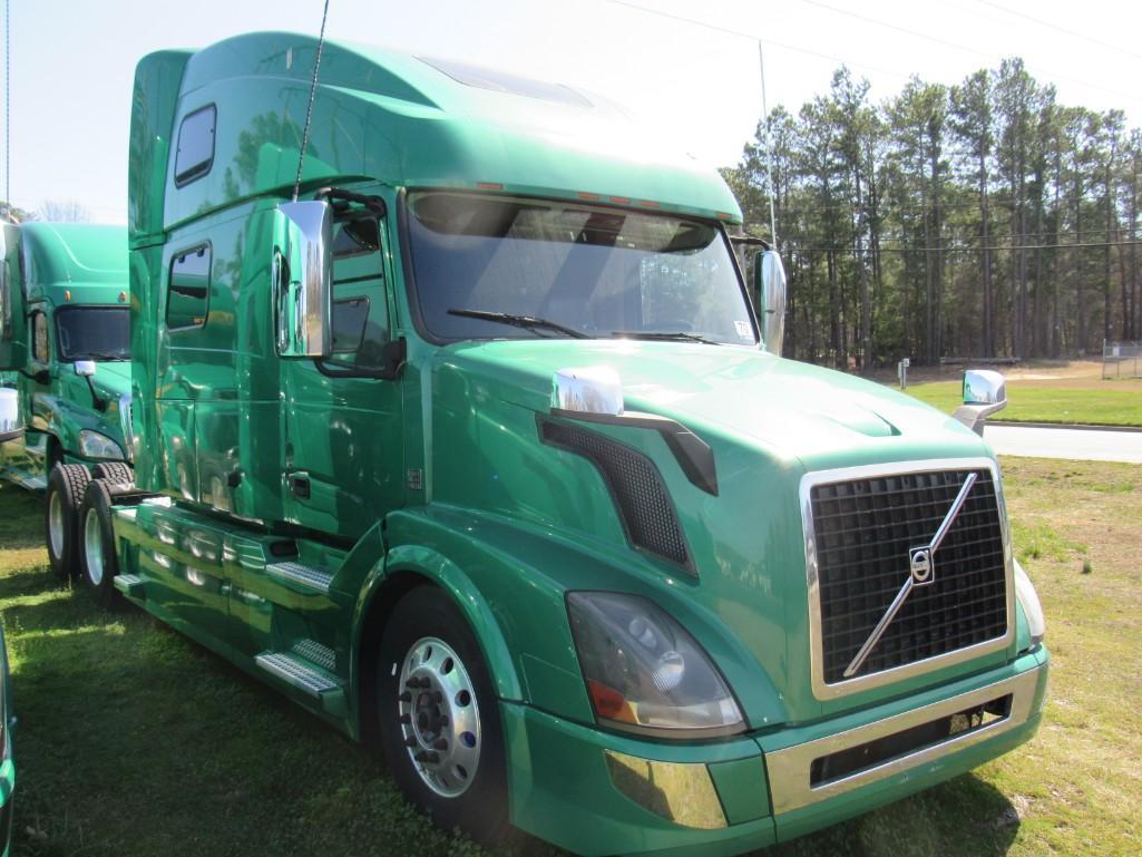 2016 VOLVO 780 T/A SLEEPER ROAD TRACTOR (UNIT #1607)