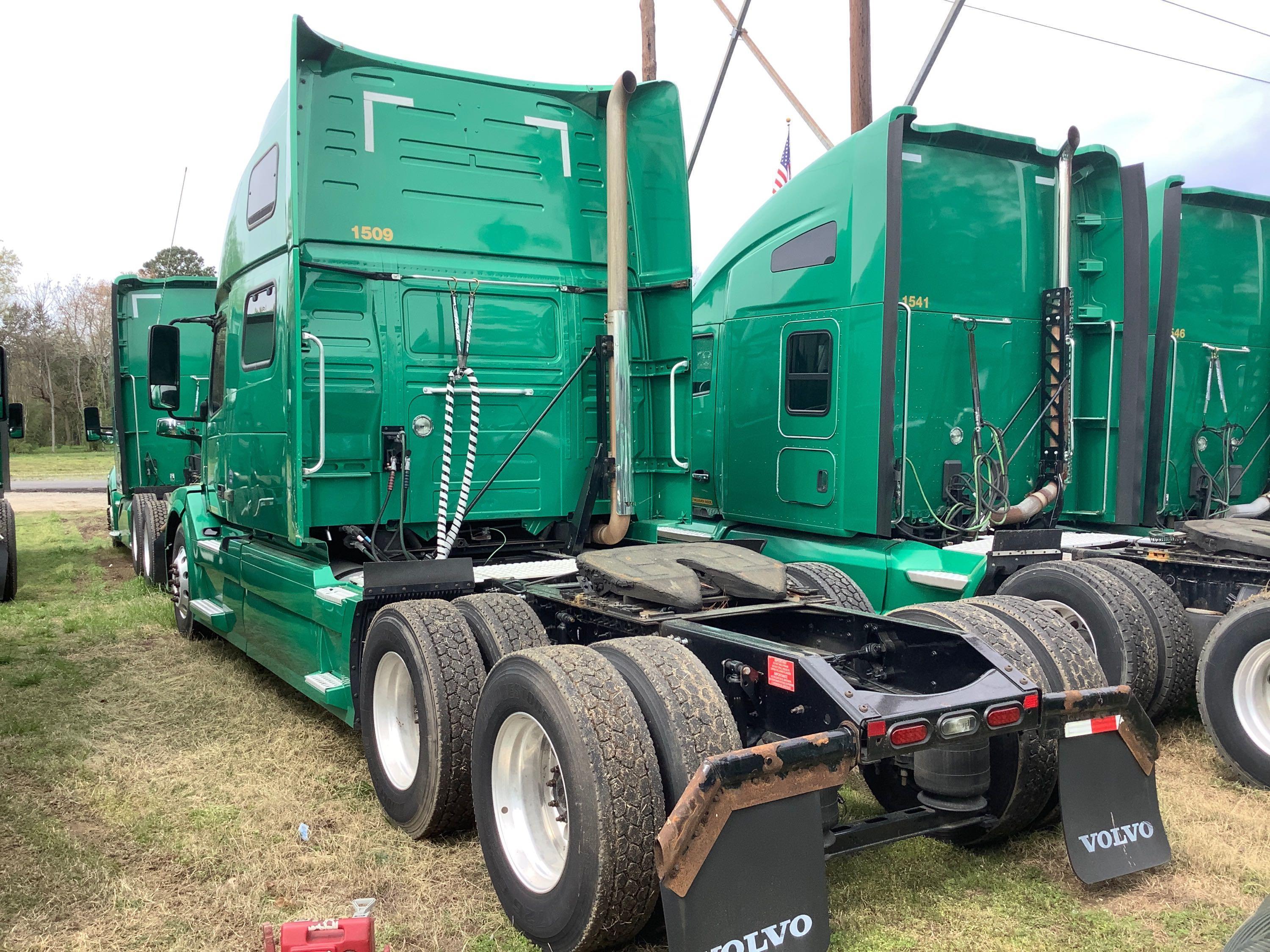 2015 VOLVO 780 T/A SLEEPER ROAD TRACTOR (UNIT #1509)