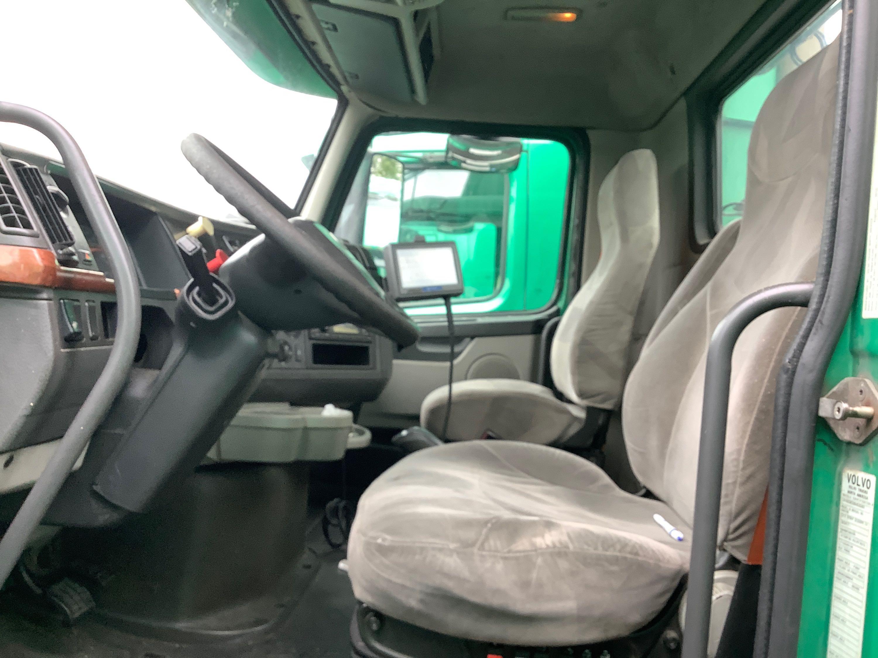 2011 VOLVO VNL64T T/A DAY CAB ROAD TRACTOR (UNIT #2012)