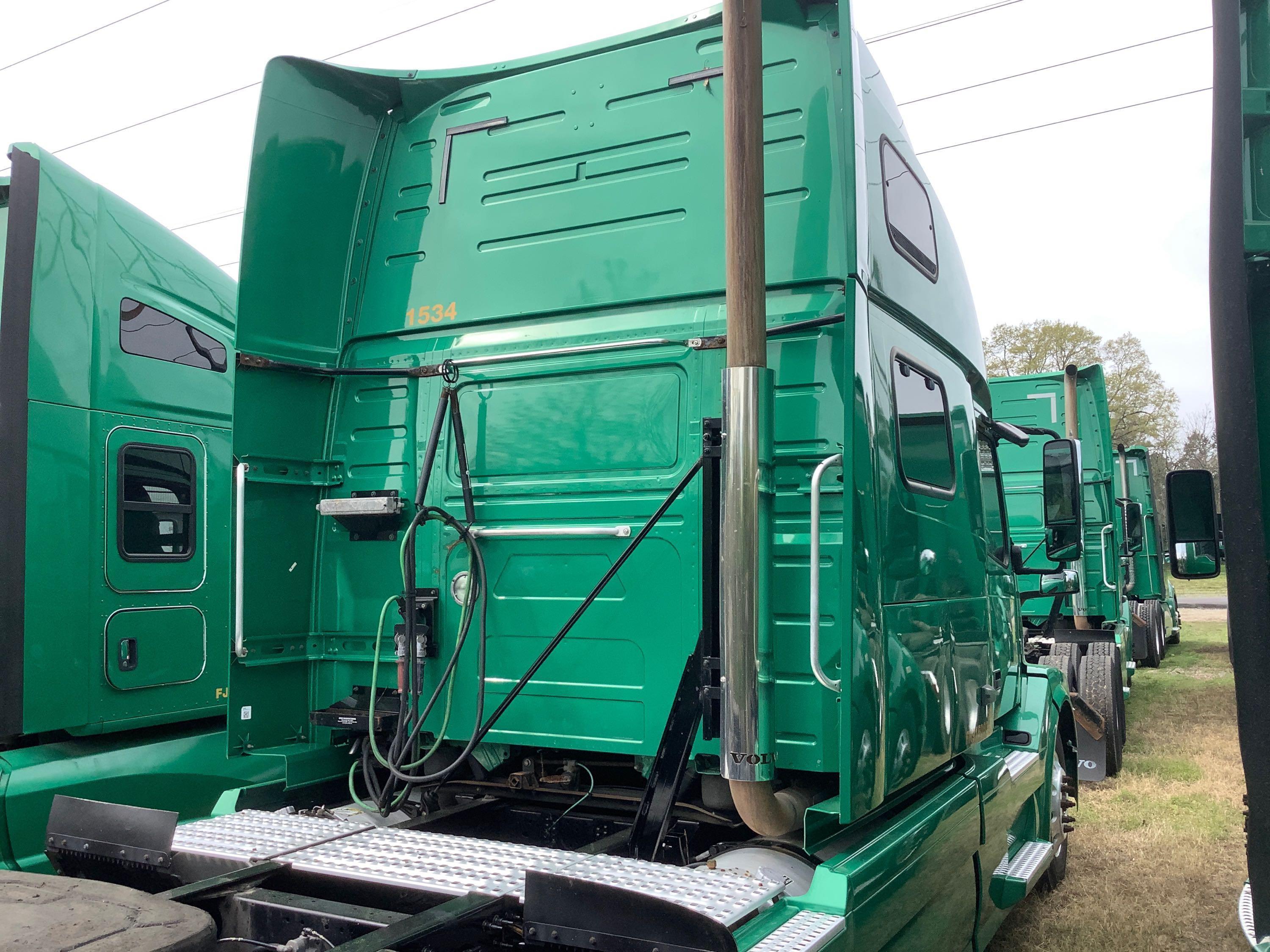 2015 VOLVO 780 T/A SLEEPER ROAD TRACTOR