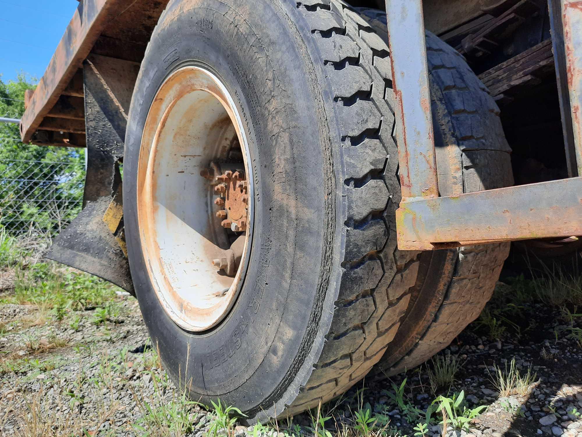 1986 Ford F700 16' Stake Body Flat Bed Truck (INOPERABLE) (PARTS ONLY - NO TITLE)