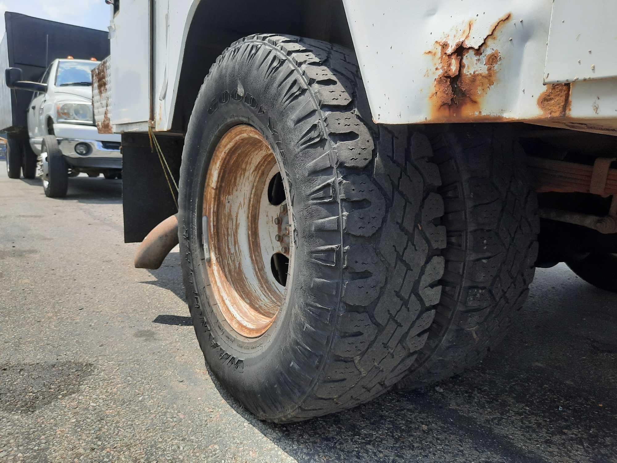 1999 Ford F350 Super Duty Bucket Service Truck