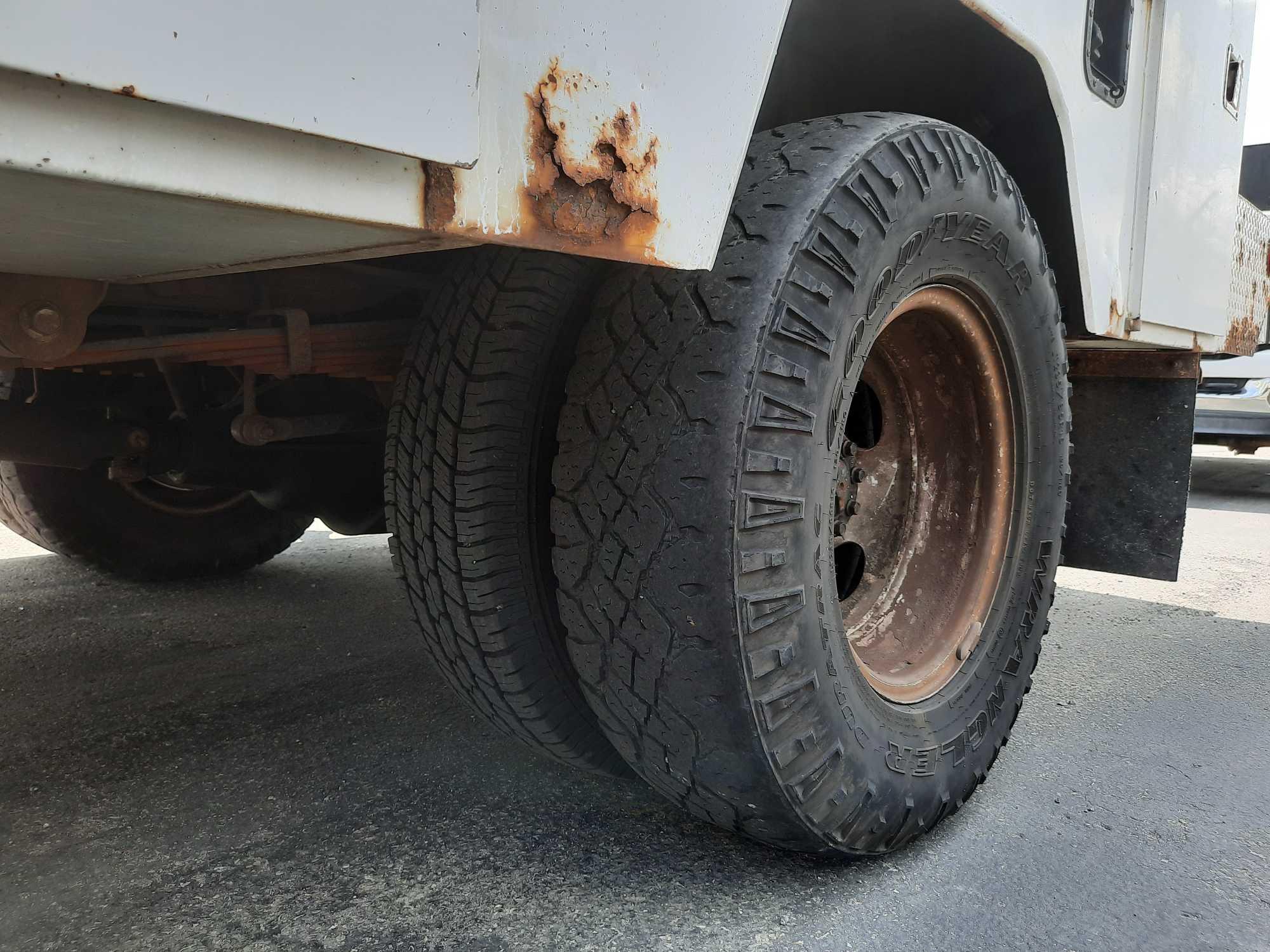 1999 Ford F350 Super Duty Bucket Service Truck