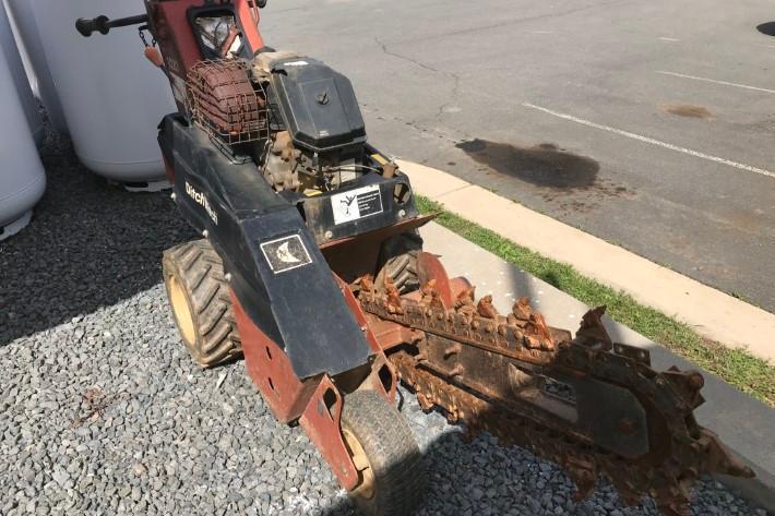 DITCH WITCH 1020 TRENCHER