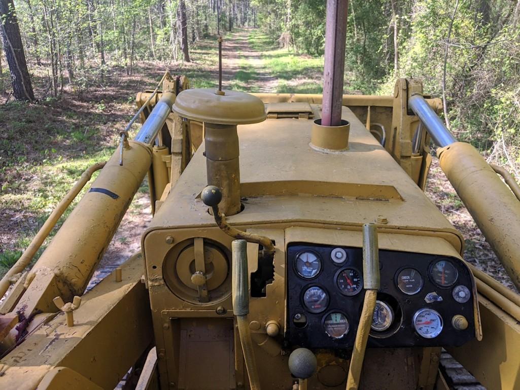 International 150 Crawler Loader