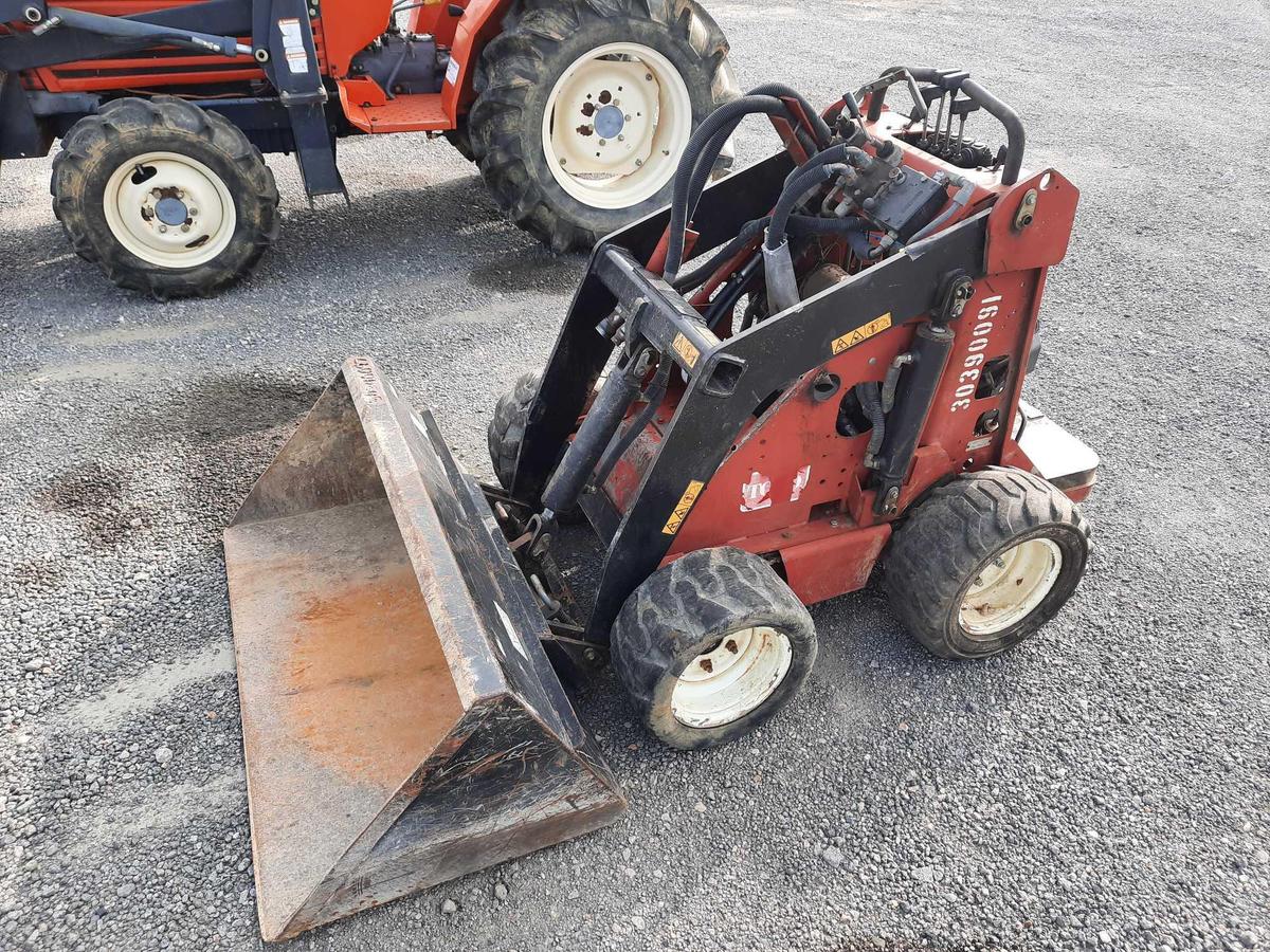 2001 Toro 223 Mini Skid-Steer