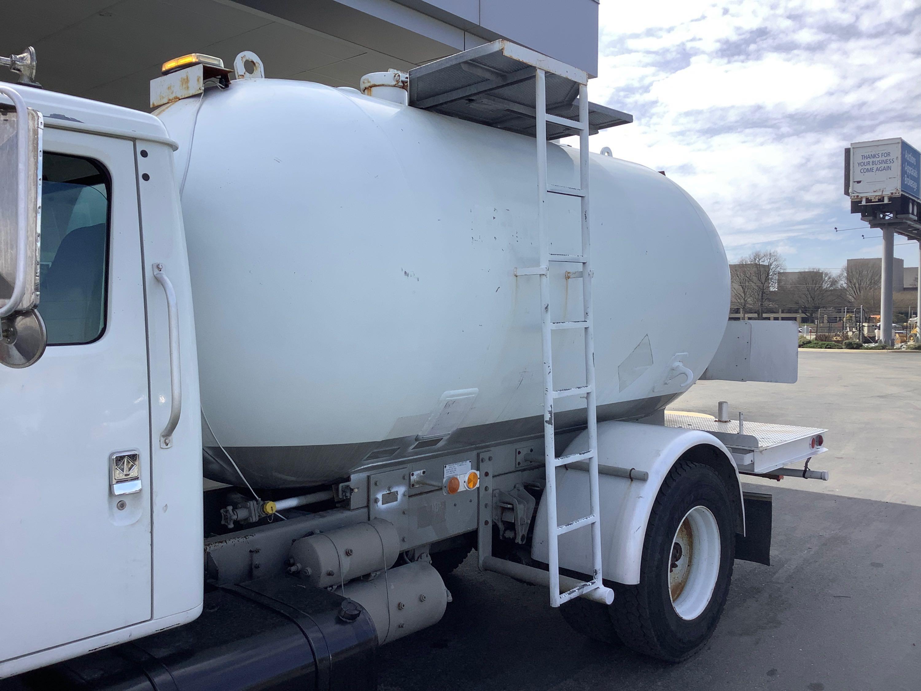 2001 INTERNATIONAL 4700 TANKER TRUCK