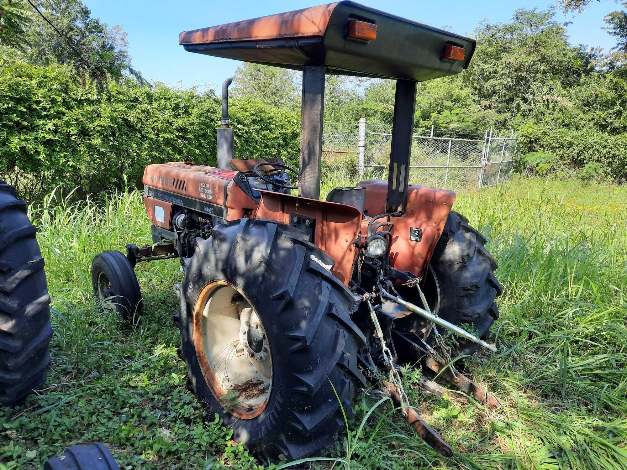 Case International 595 Tractor (Inoperable)