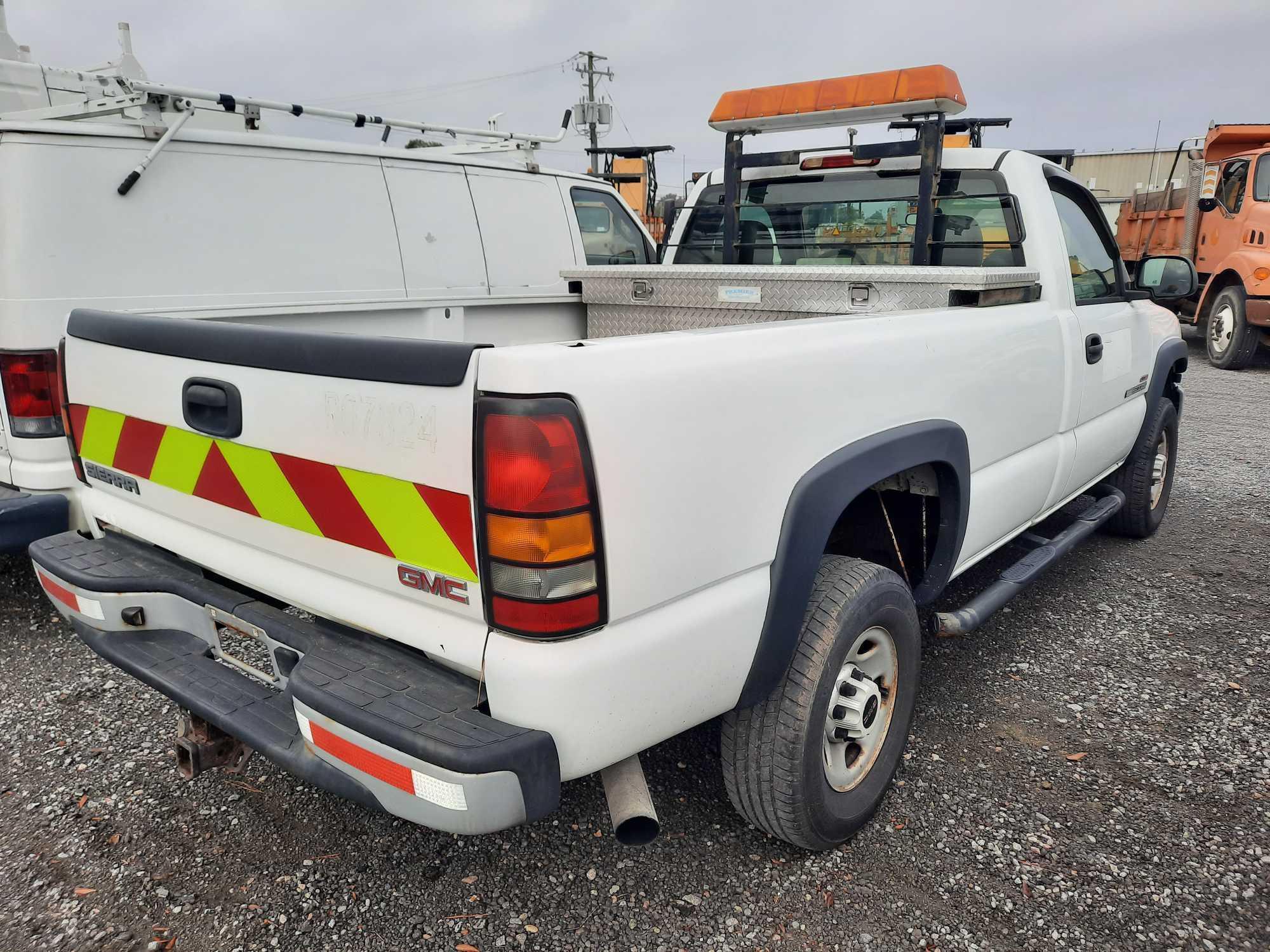 2005 GMC 2500 TRUCK - PICKUP - 3/4 TON - CONSTRUCTION VDOT # R07824