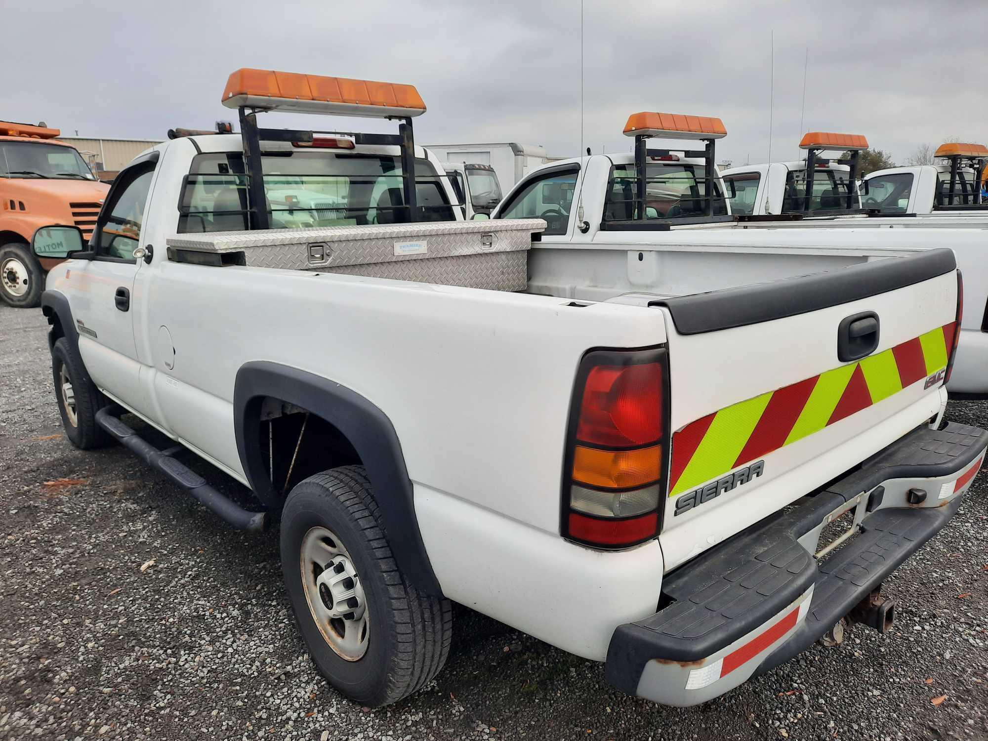 2005 GMC 2500 TRUCK - PICKUP - 3/4 TON - CONSTRUCTION VDOT # R07824