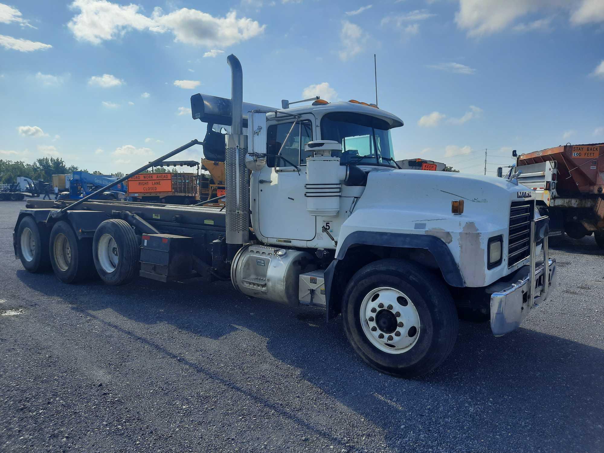 2001 MACK TRI/A ROLL OFF TRUCK