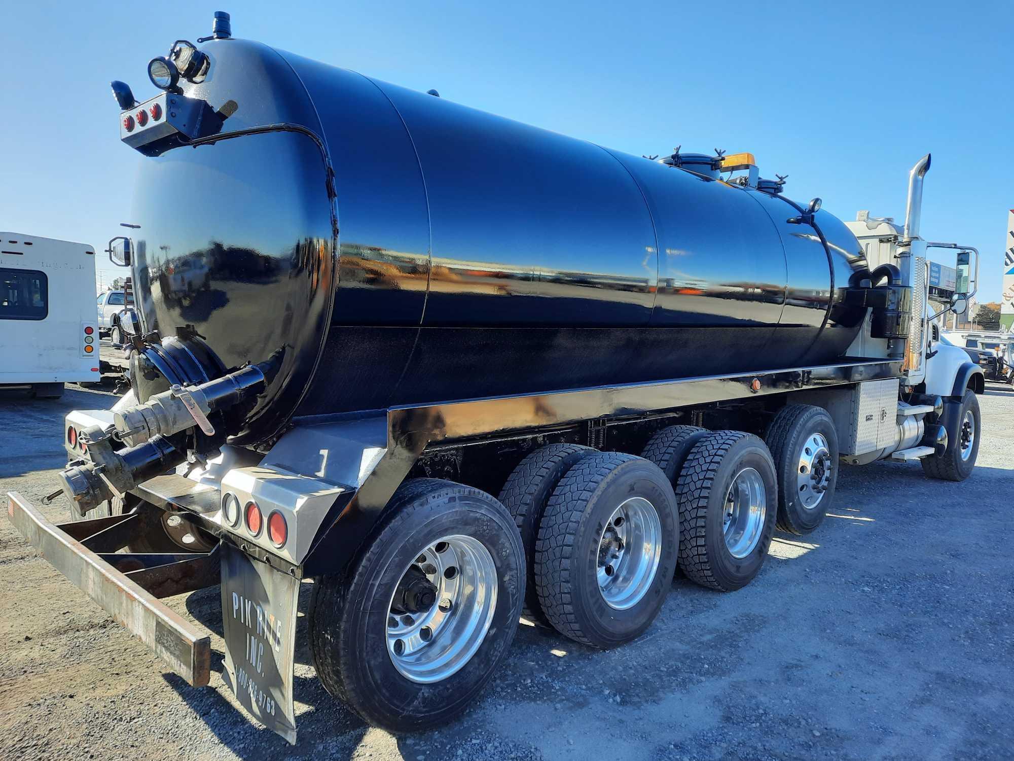 2004 MACK GRANITE CU713 SEPTIC TANKER TRUCK