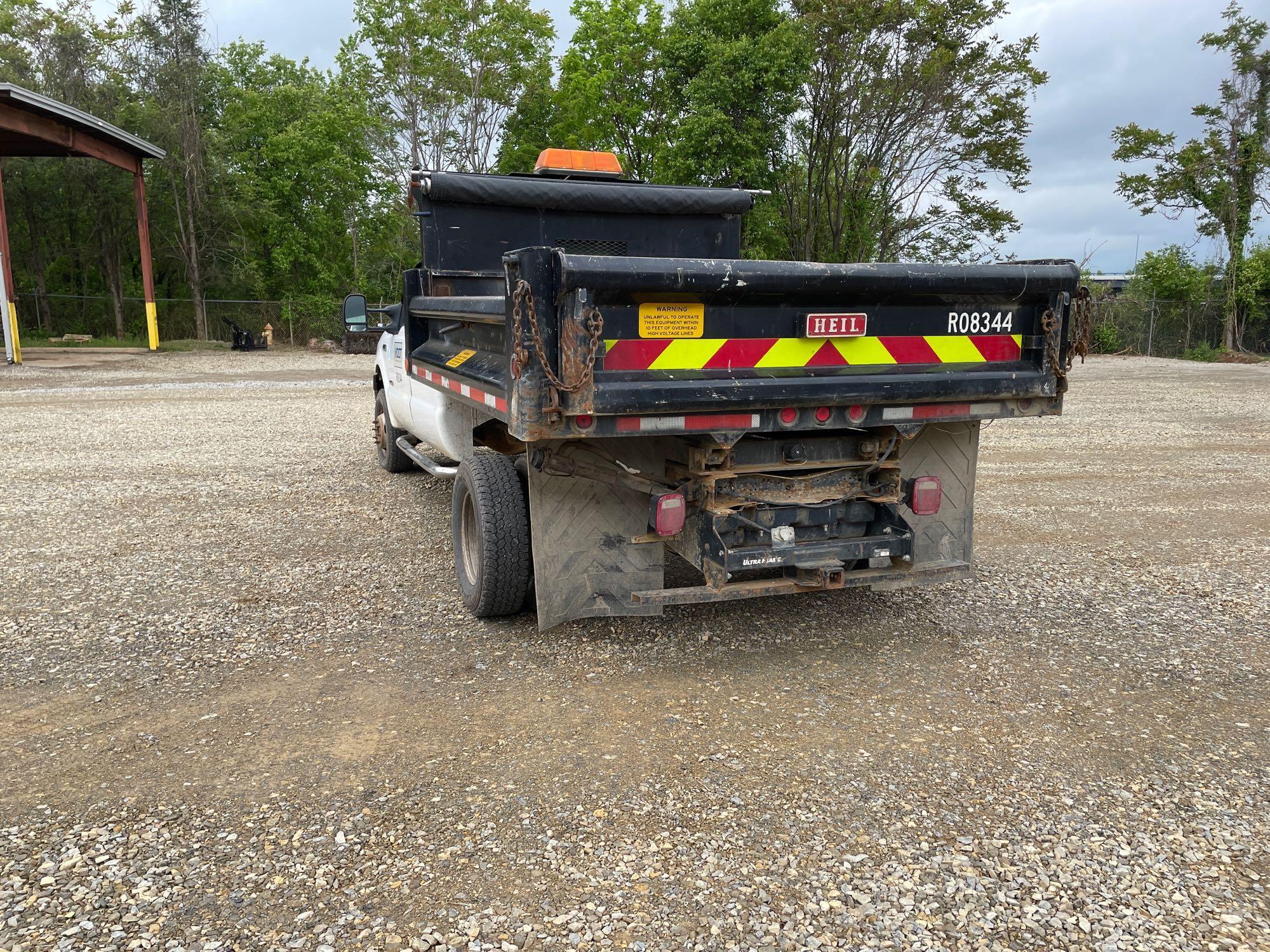 2006 FORD F350 DUMP TRUCK (Lynchburg VDOT # R08344)