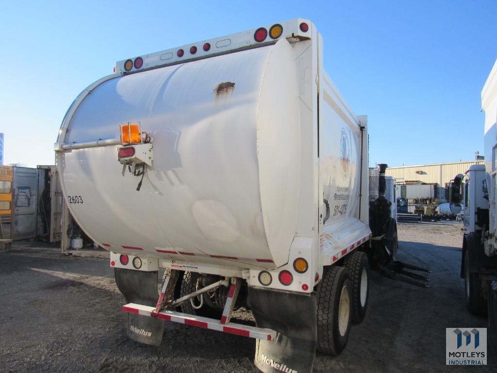 Mack LEU613 Refuse Truck