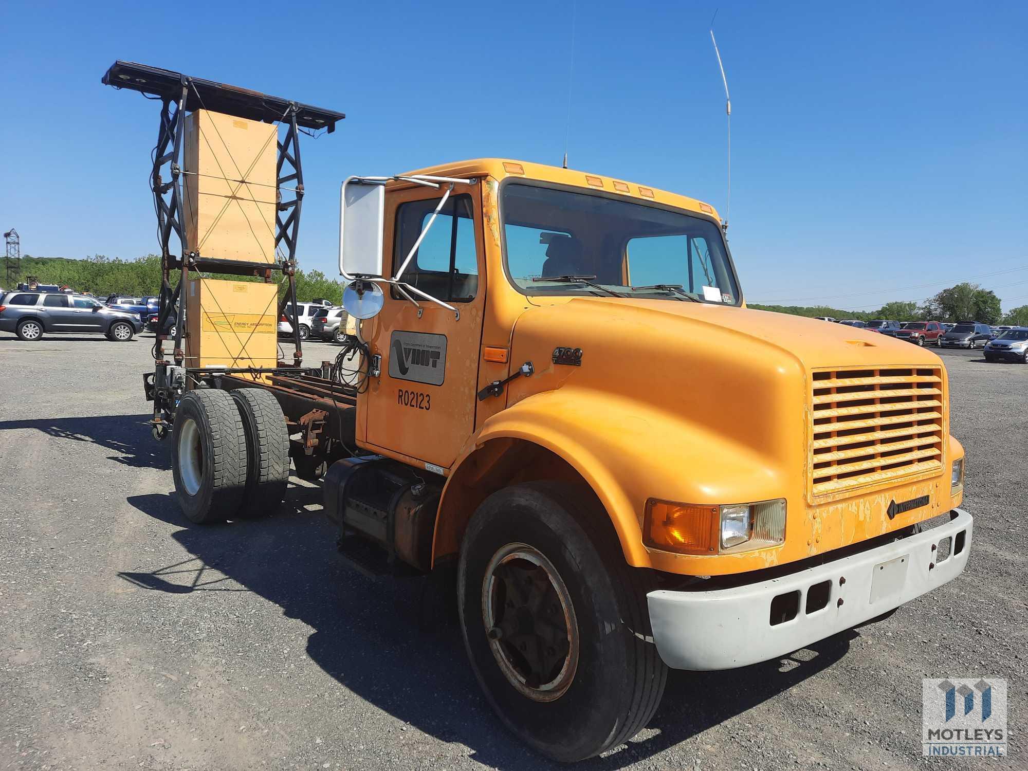 1996 INTERNATIONAL 4700 CRASH CUSHION TRUCK