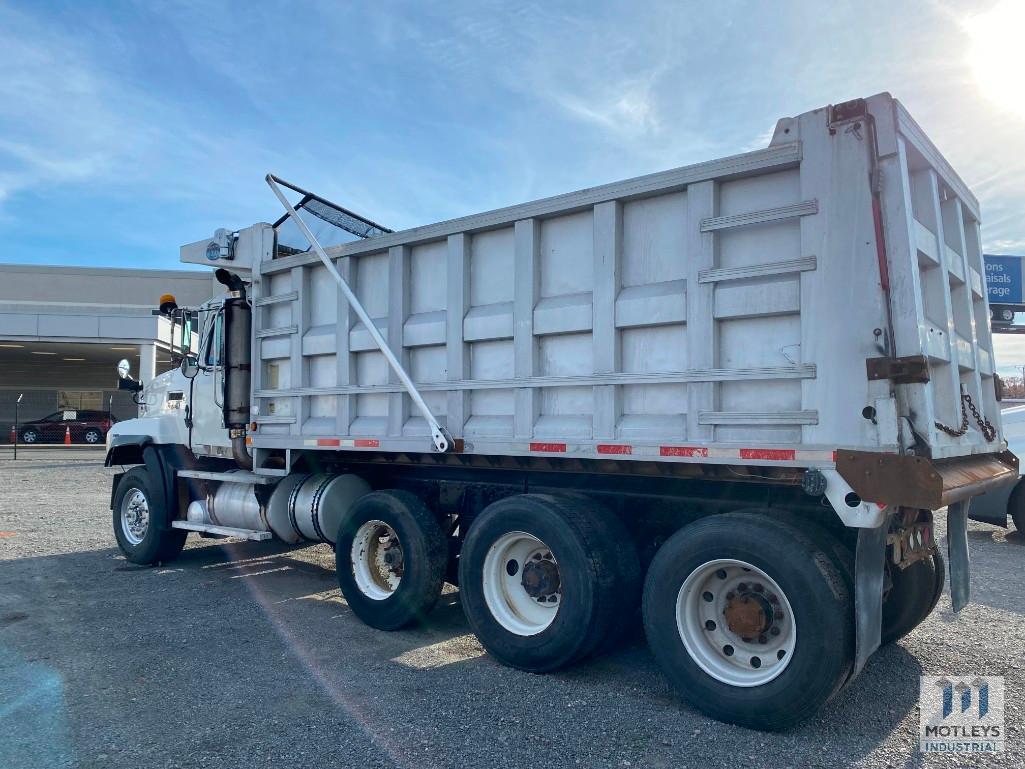 2001 Mack CL713 TRI-AXLE DUMP TRUCK; VIN:1M2AD62C41M011821