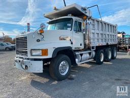 2001 Mack CL713 TRI-AXLE DUMP TRUCK; VIN:1M2AD62C41M011821