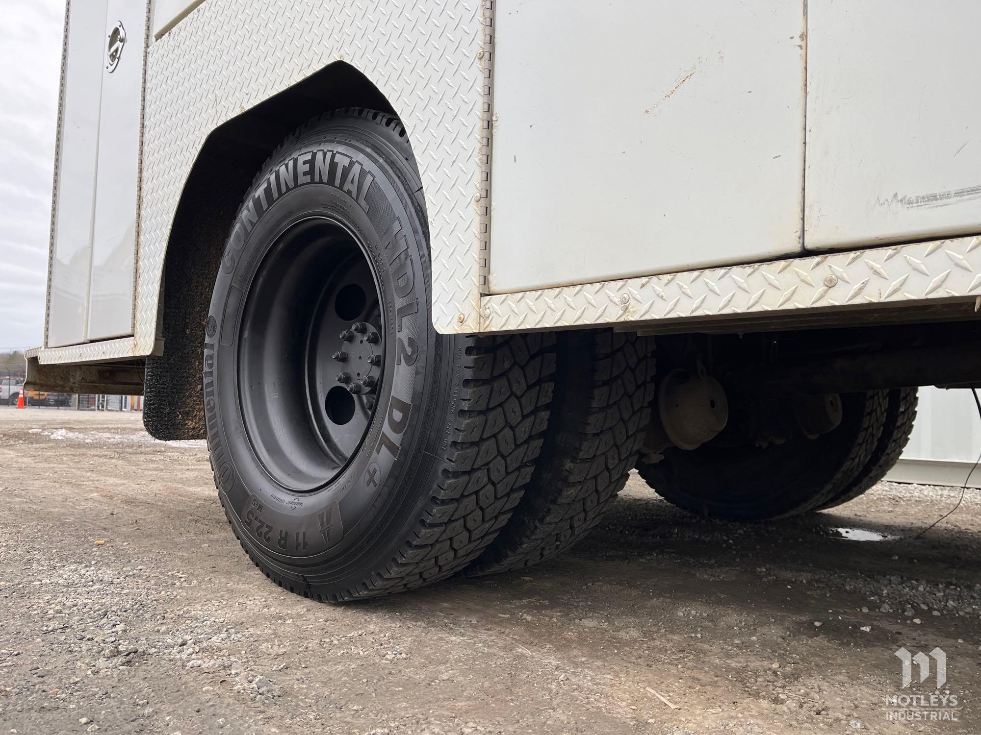 2004 International 4300SBA4X2 Extended Cab Utility Body Truck