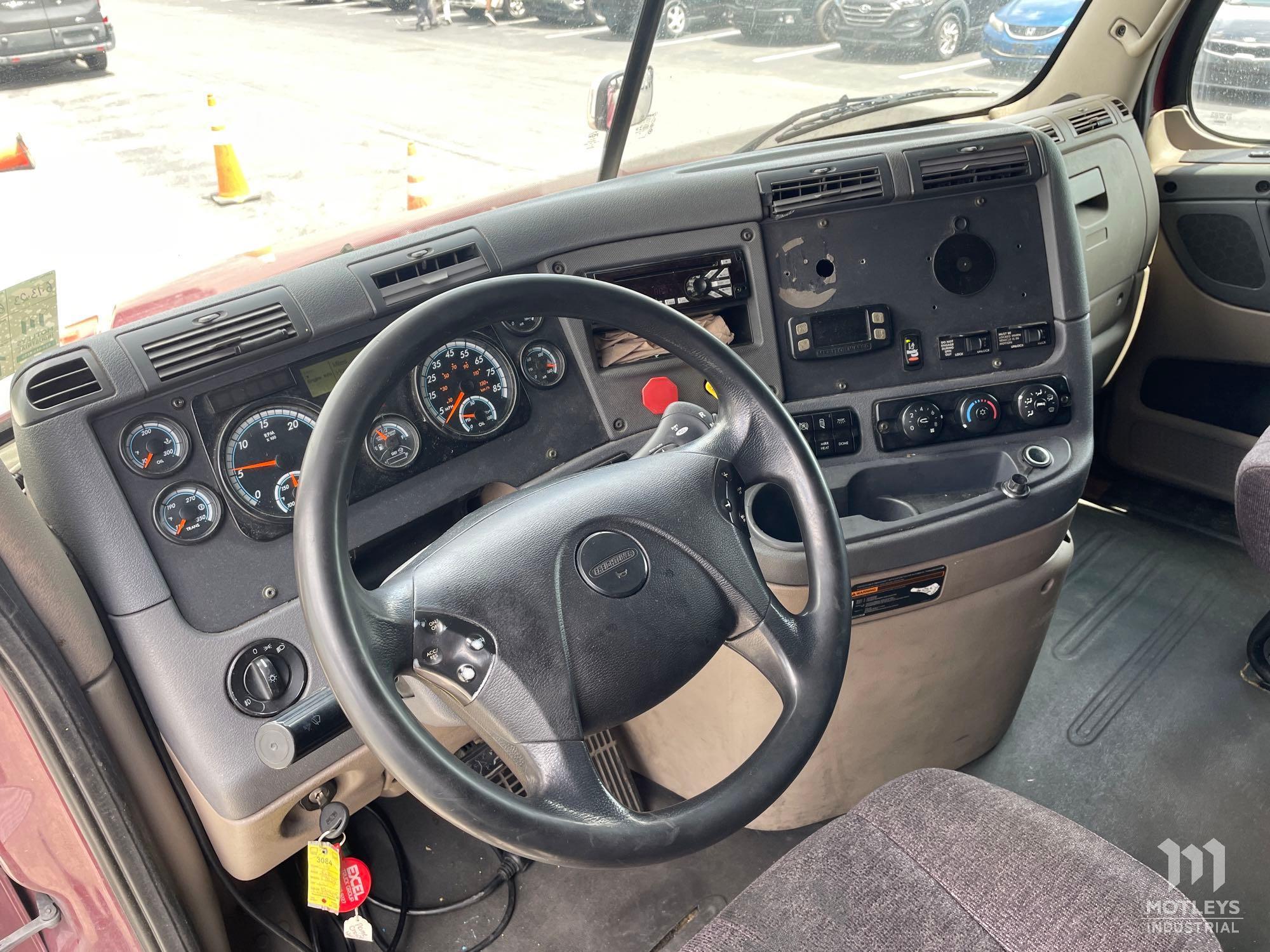 2015 Freightliner Cascadia Sleeper Road Tractor