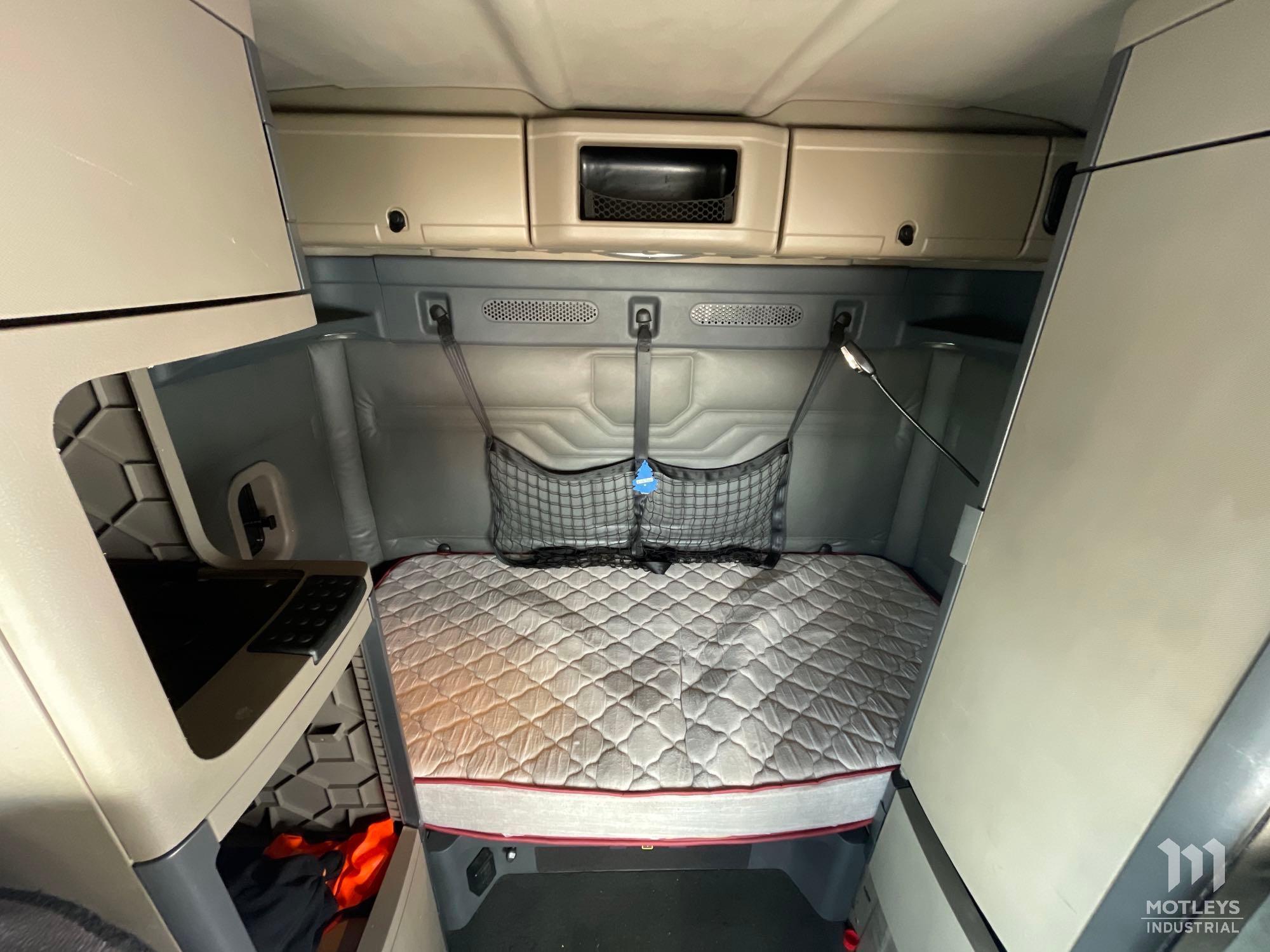 2015 Freightliner Cascadia Sleeper Road Tractor