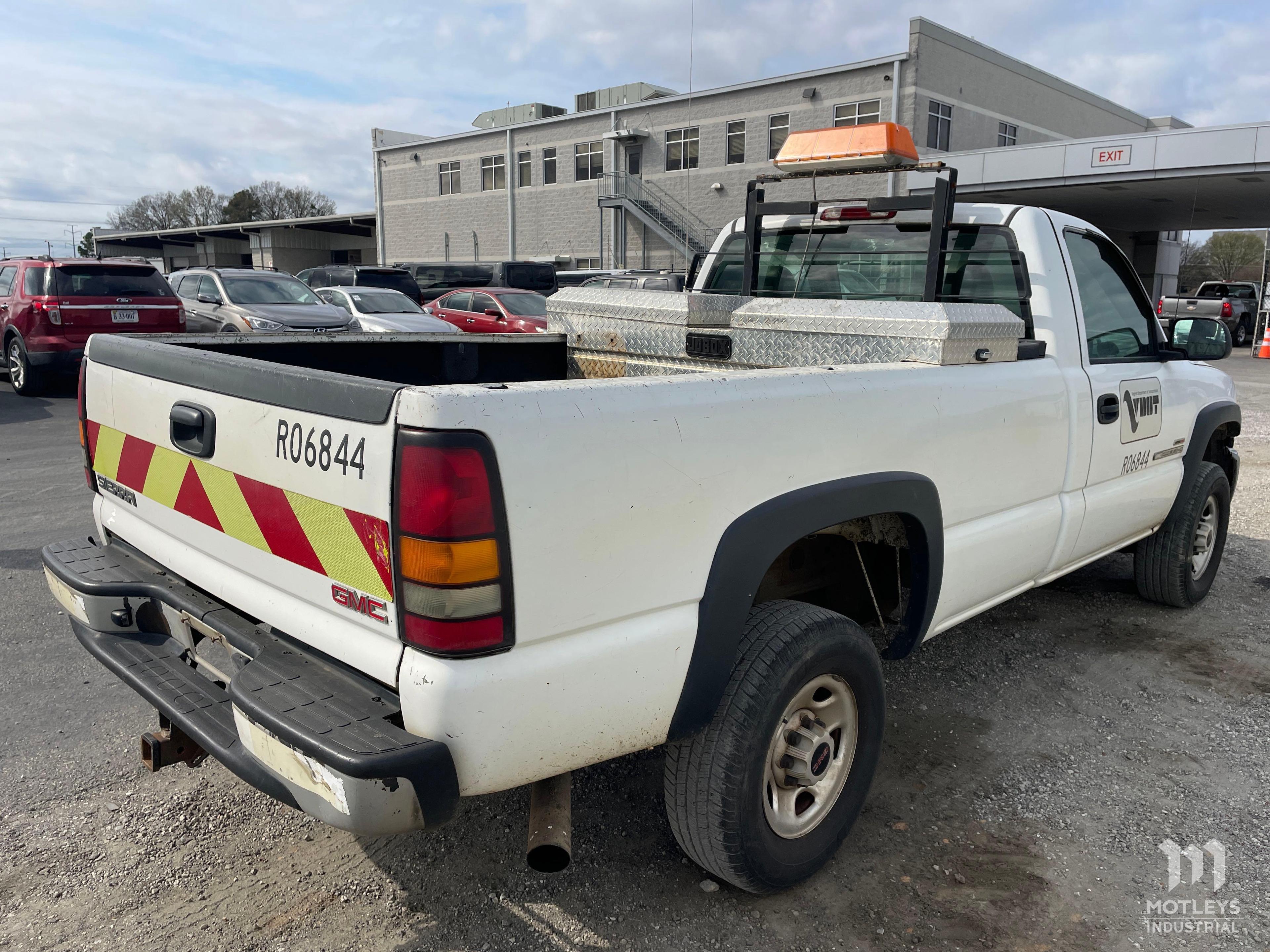 2004 GMC 2500 Pickup Truck