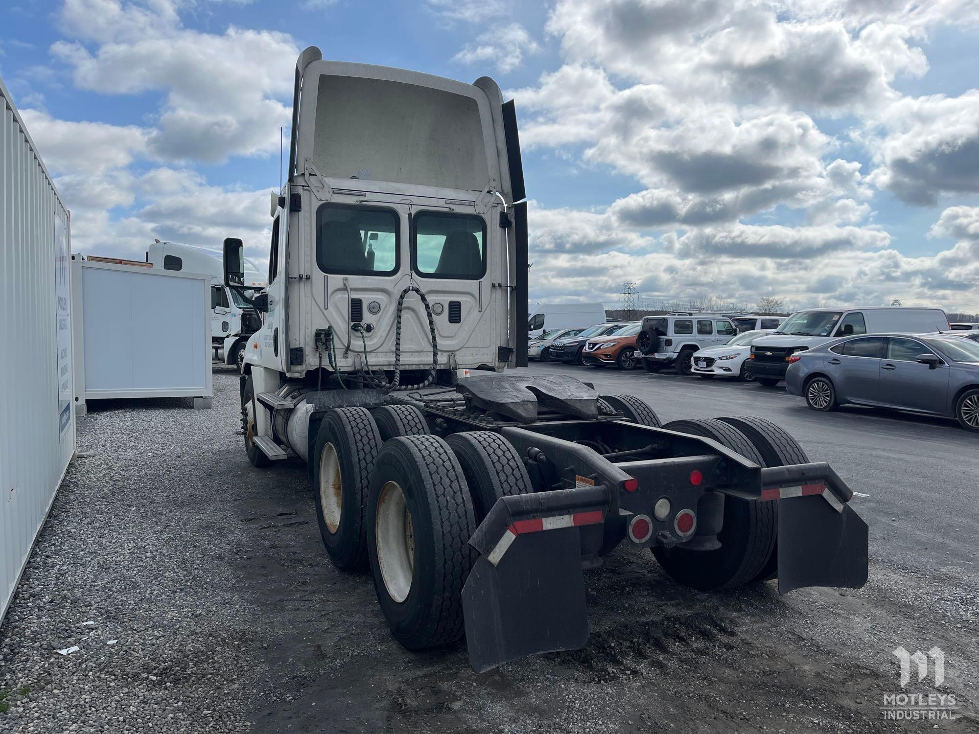 2014 Freightliner Cascadia Road Tractor