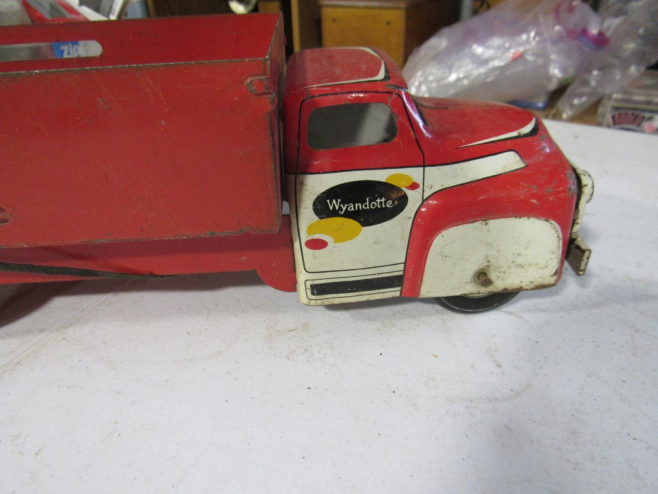 Wyandotte tin toy truck 9