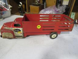 Wyandotte tin toy truck 9