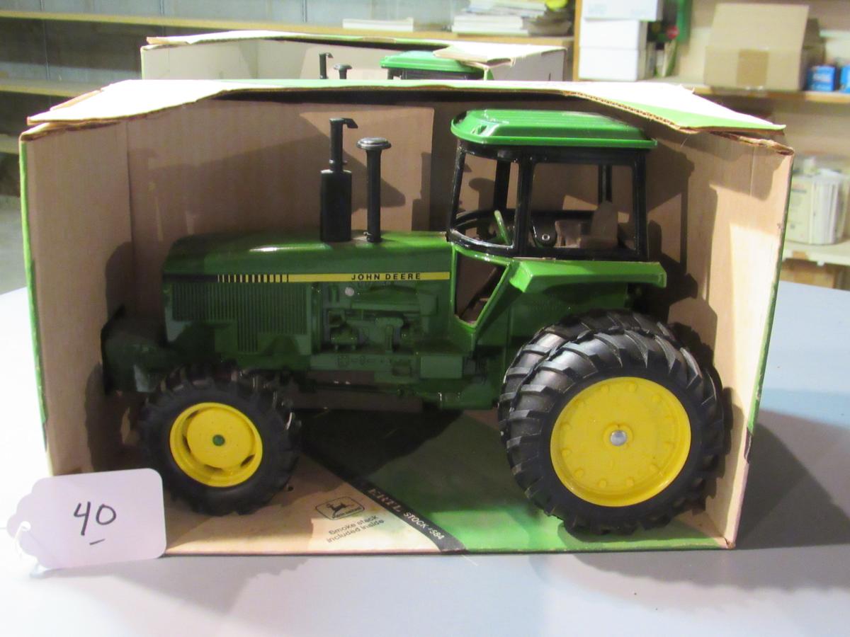 diecast JD MFWD row-crop tractor W/box