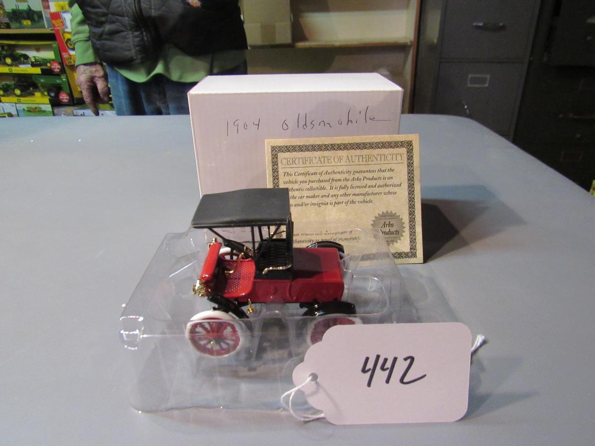 diecast 1904 Oldsmobile W/box