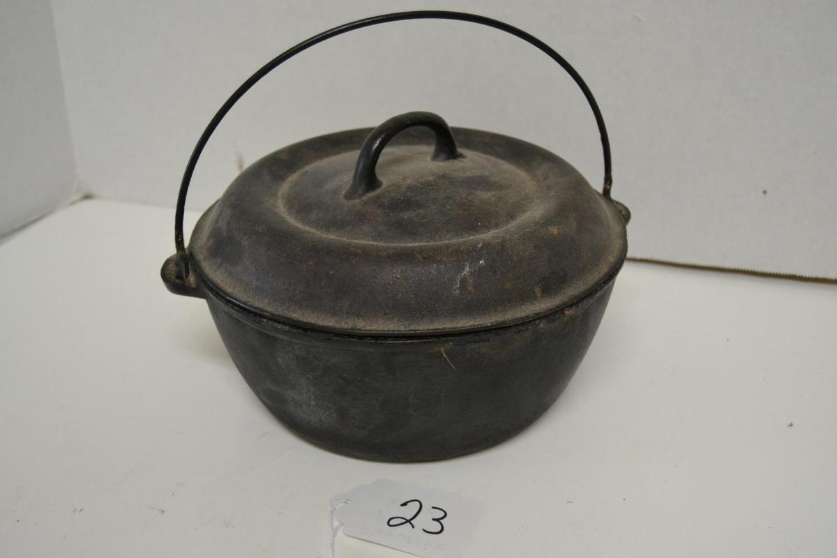 Favorite Piqua Ware cast iron dutch oven W/lid