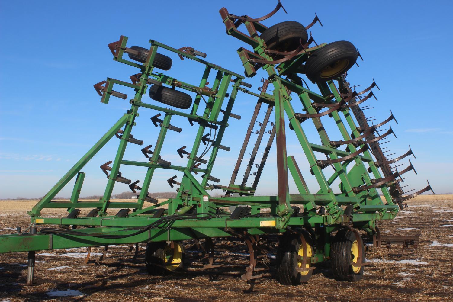 John Deere 960 Field Cultivator,  30 ft, 9in Sweeps, 3 Bar Harrow