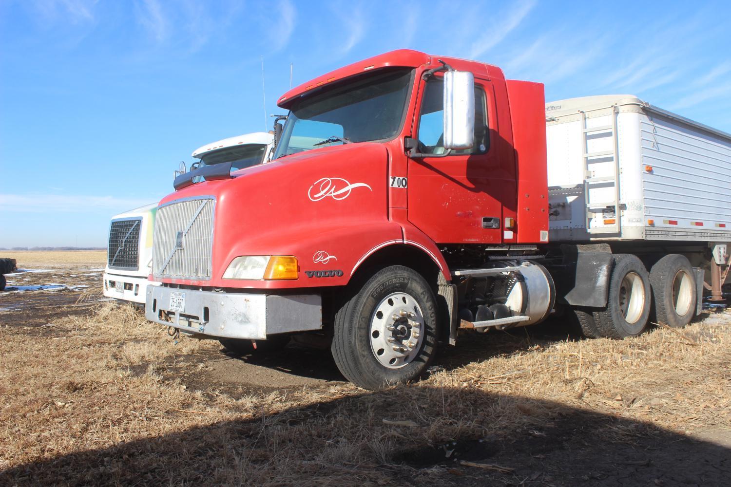 2000 Volvo Truck, Day Cab, Model VNM14T200, 10 Spd, Newer 295/R22.5 Tires