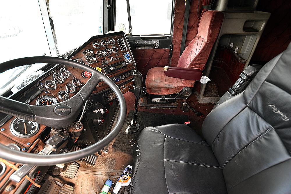 2000 Freightliner Sleeper Truck Tractor