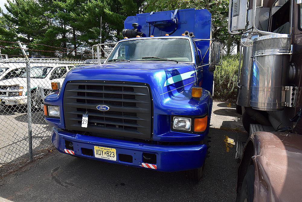 1999 Ford F-800 Service Truck