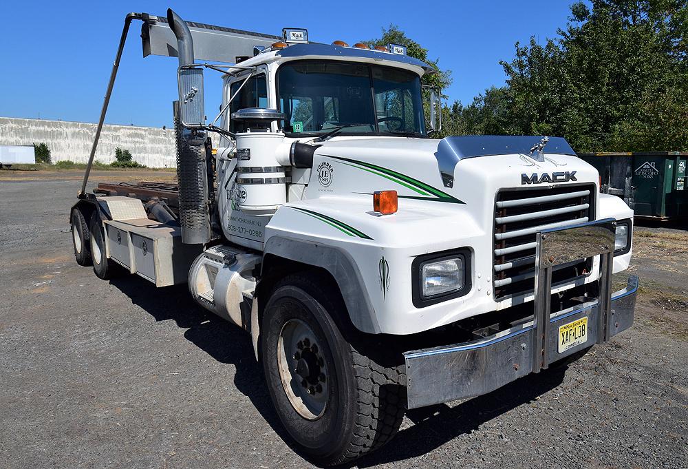 1998 MACK RD688S Tandem Axle Roll-Off Truck