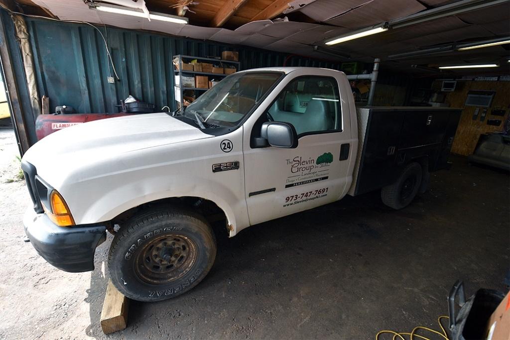 2001 Ford F-250 Xl 2wd Utility Truck