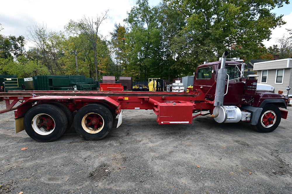 1999 Mack RD688SX Tandem Axle Roll-Off Truck