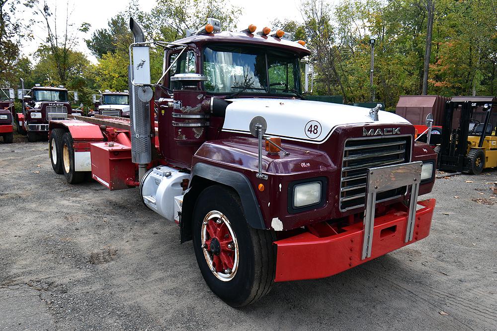 1999 Mack RD688SX Tandem Axle Roll-Off Truck